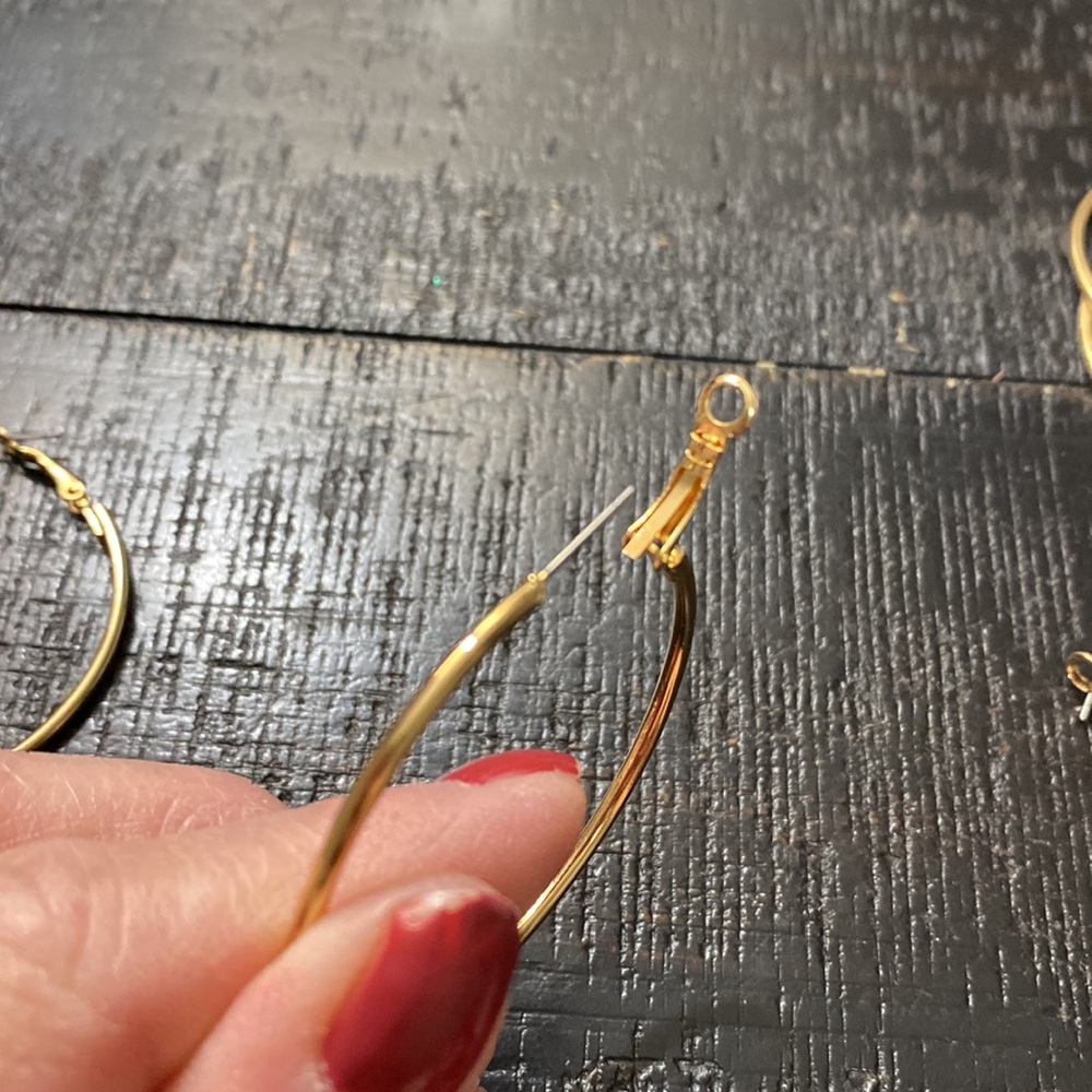 NWOT Gold Tone Hoop Pierced Earrings - Classic Thin Hoop for Women! - Picture 3 of 3